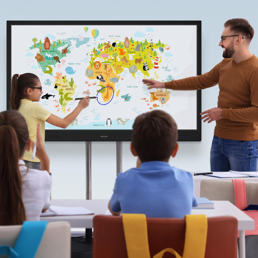 Estudiantes colaborando en la pantalla Tii de México