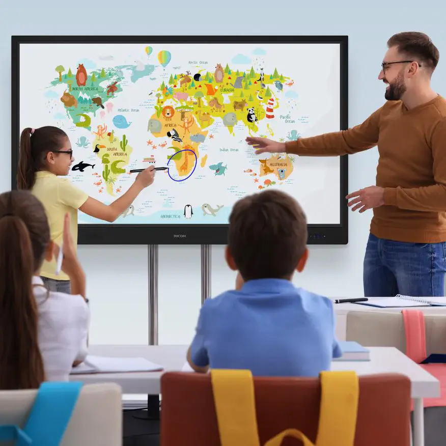 Estudiantes colaborando en la pantalla Tii de México